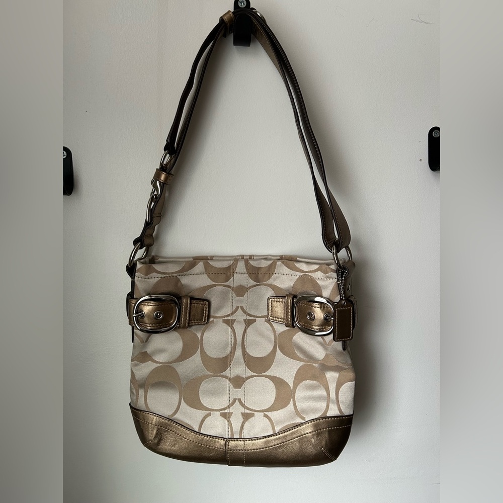 COACH SHOULDER BAG WITH METALIC GOLD EXCELLENT CONDITION
